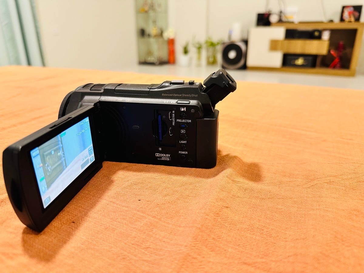 Sony Handycam with Projector - Image 3