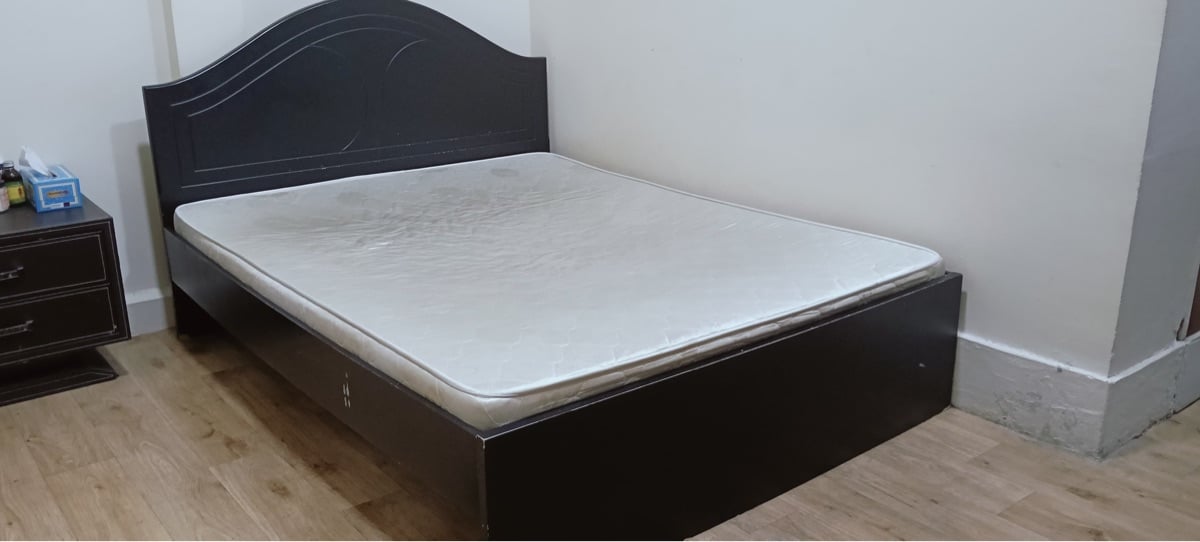 Queen size bed and mattress - Image 2
