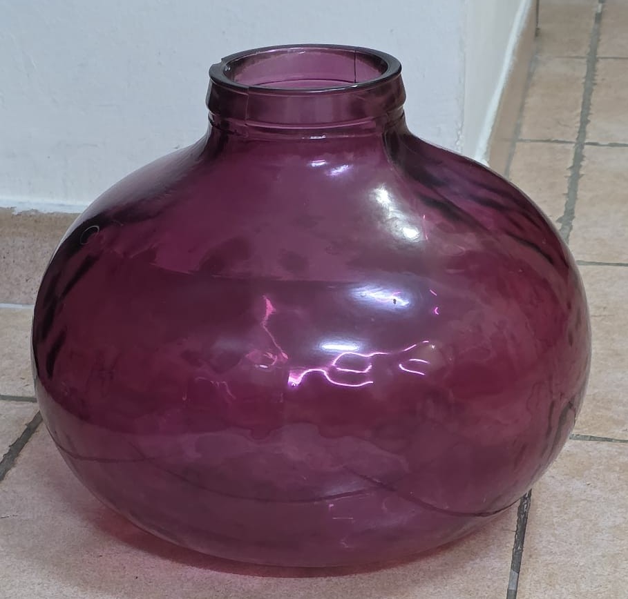  ? Glossy Round Vase with Faux Flowers – For Sale  Elegant deep-maroon - Image 3