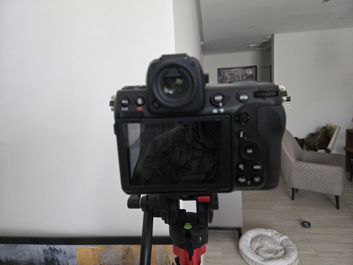 NIKON Z8 BODY ONLY 1 BATTERY BOX AND PAPERS. PERFECT CONDITION 4K SHUTTER COUNT - Image 2