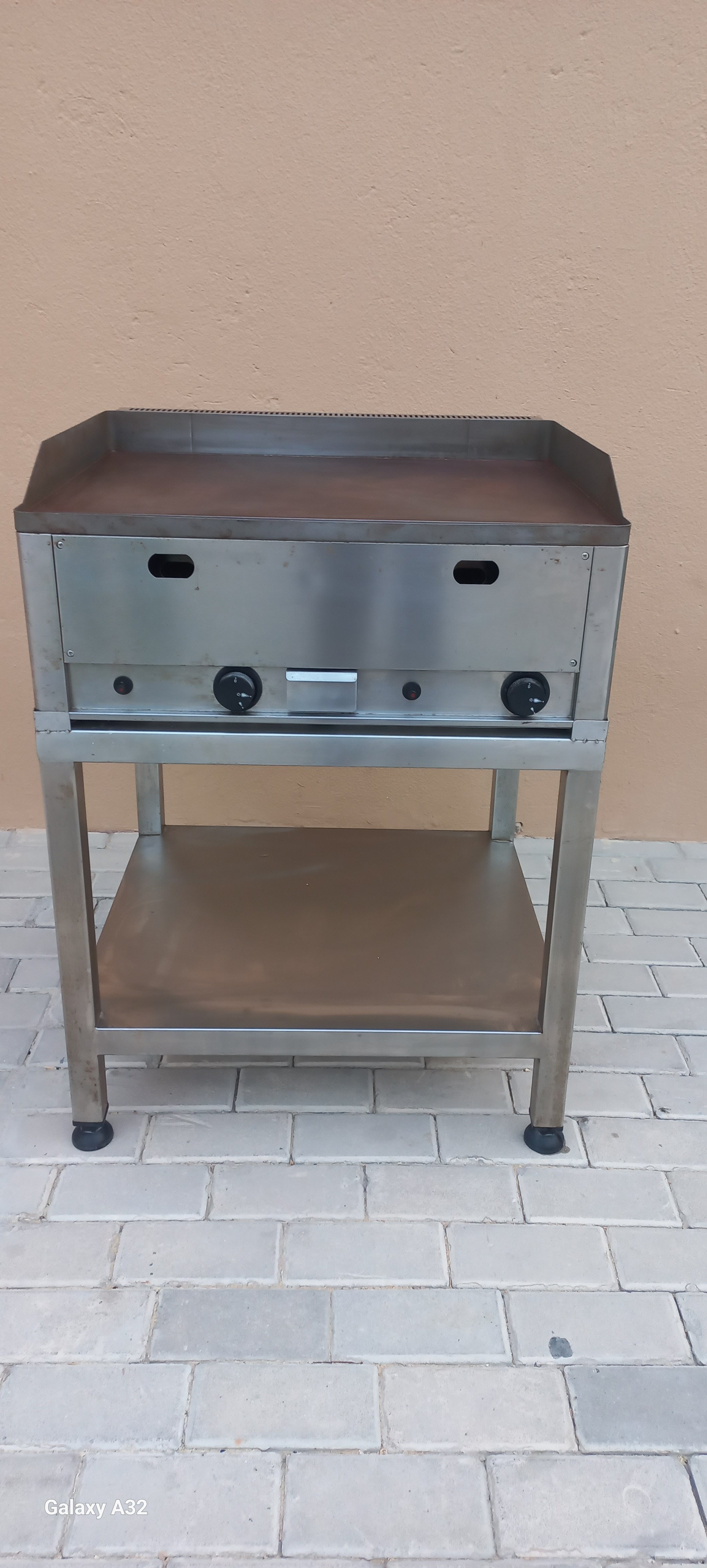 Hot plate grill, on stand.Stainless Steel - Image 2