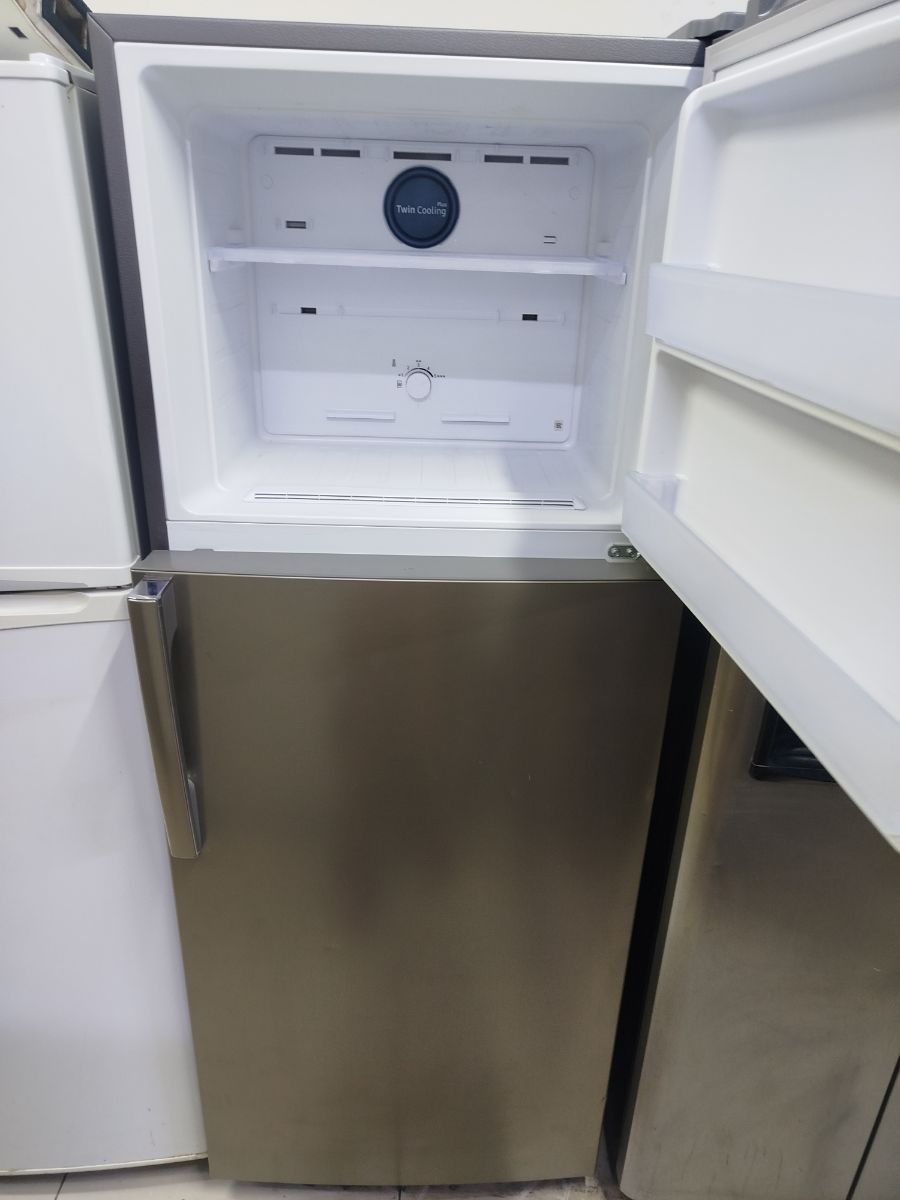 Samsung silver same new condition refrigerator for sale - Image 2