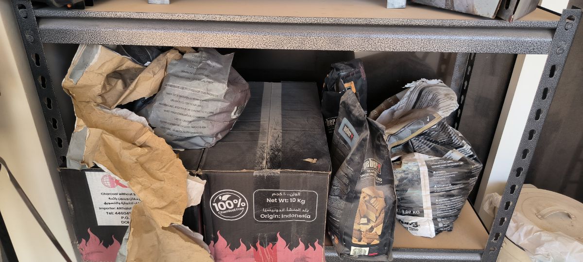 Dining table and grill smoker - Image 7
