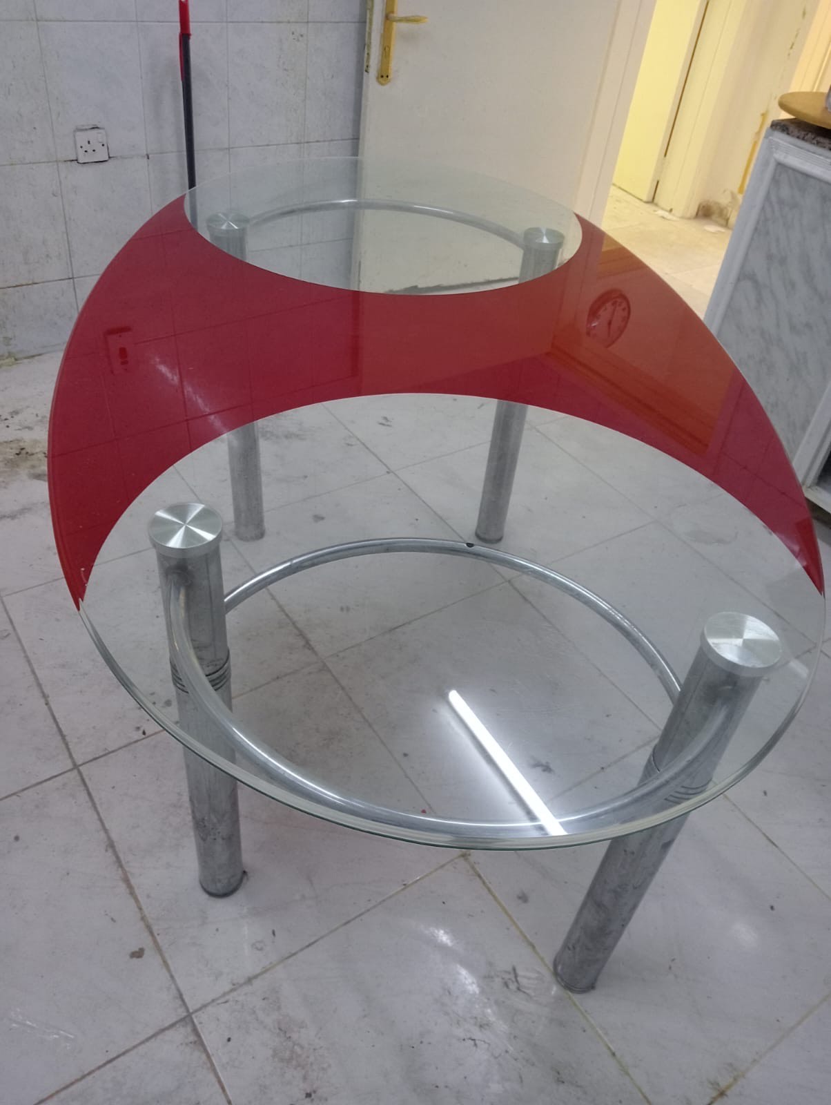 Glass Table in good condition - Image 2