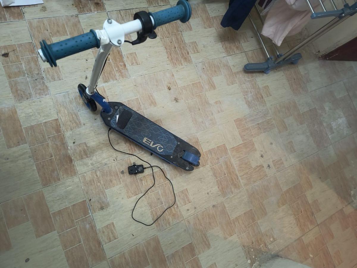 Electric Scooter with charger - Image 3