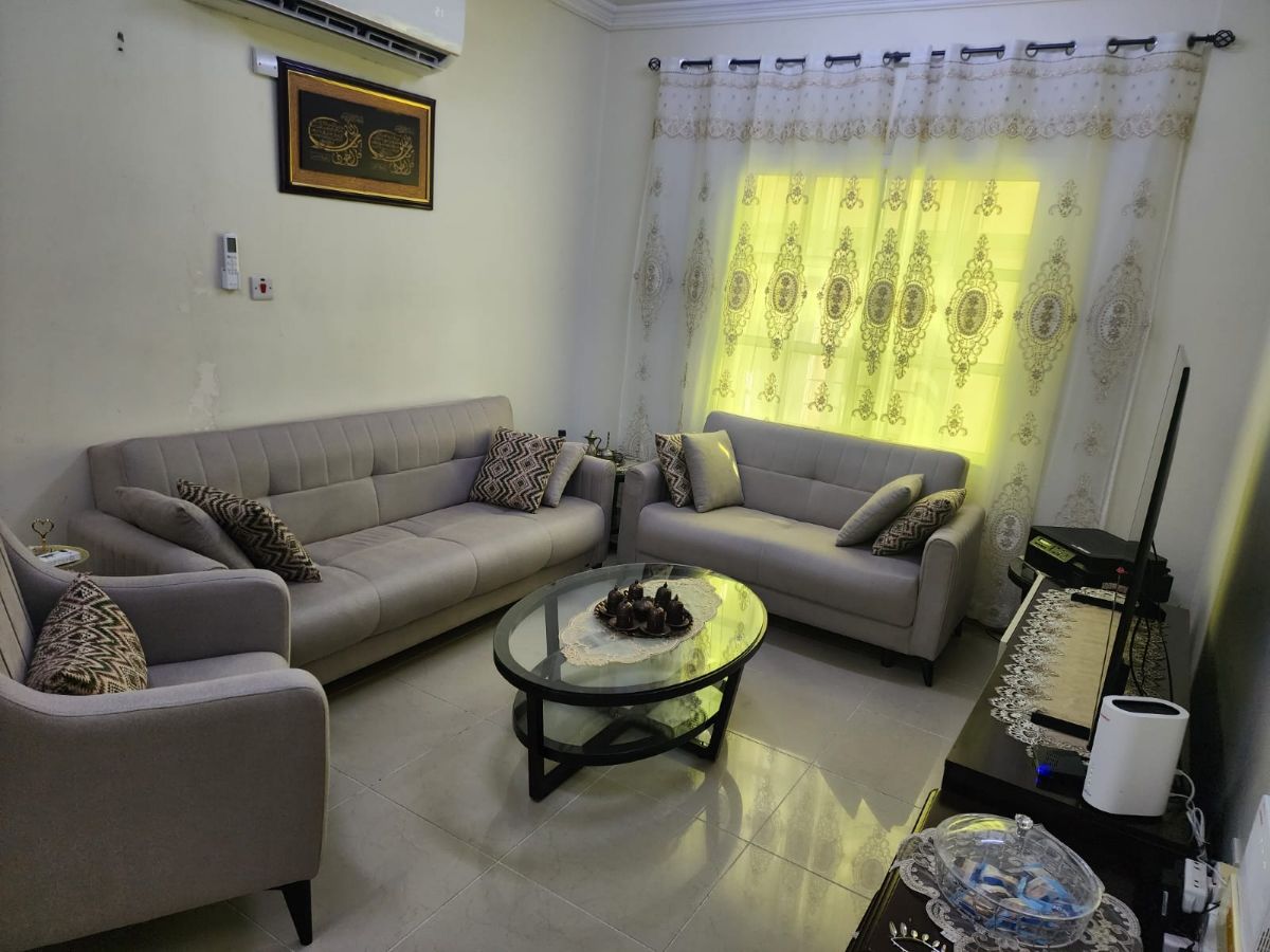 Sofa for sale with pillows - Image 2