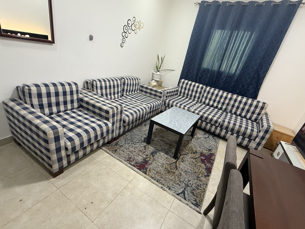 طقم كنب وطاولة تلفزيون بحالة جيدة - Image 1