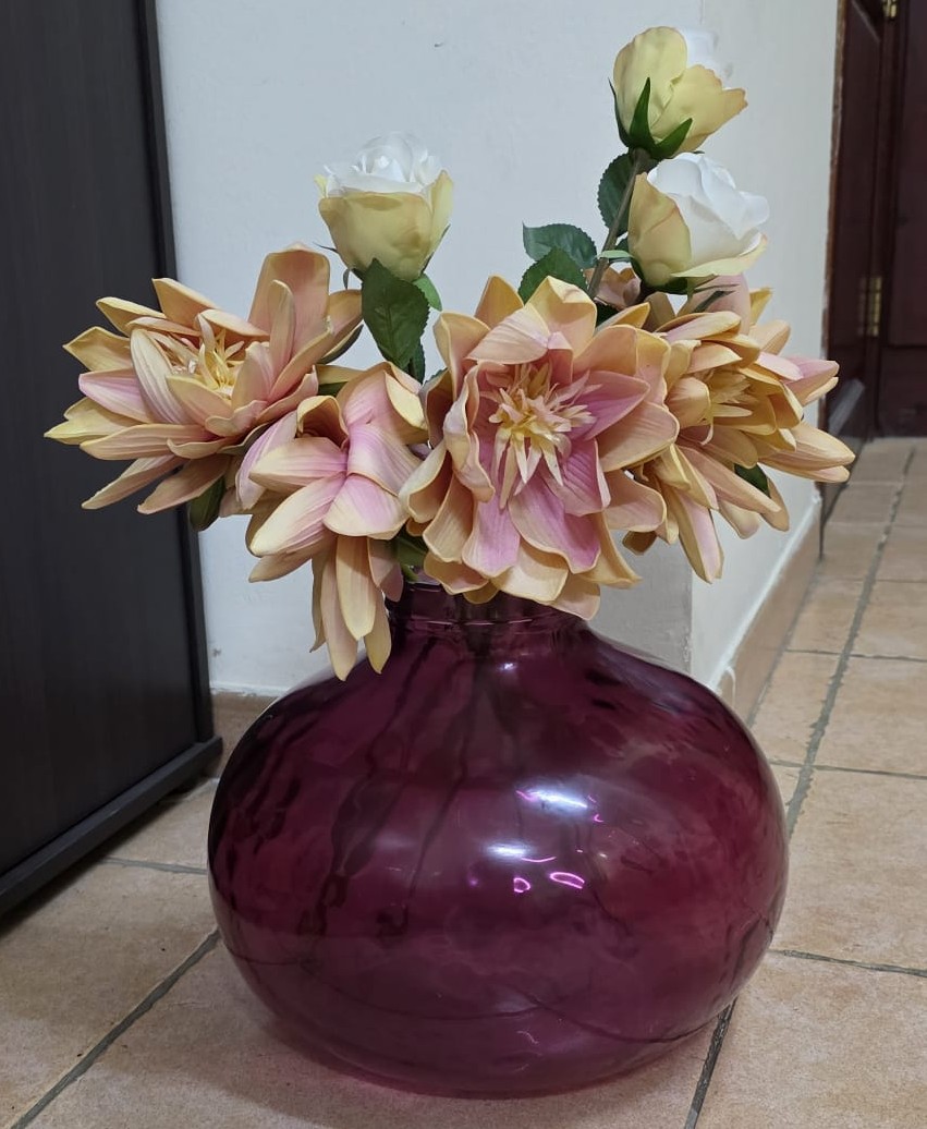  ? Glossy Round Vase with Faux Flowers – For Sale  Elegant deep-maroon - Image 4