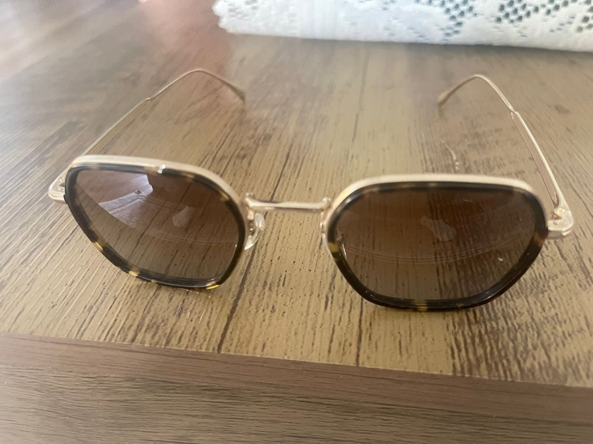 Conditions as brand new DAVID BECKHAM Irregular Sun glasses - Image 2