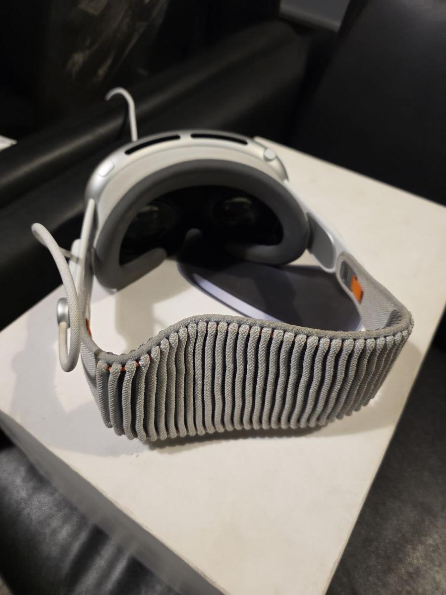 Apple Vision Pro 1 year old up for sale!! - Image 2