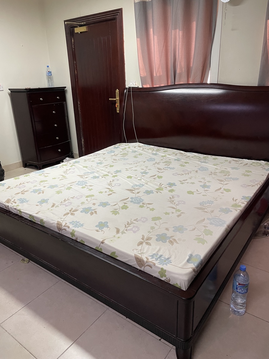 King-size bed and drawer - Image 4