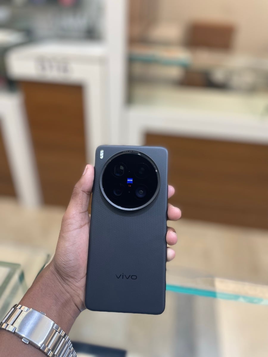 VIVO X200 Ultra - Image 1