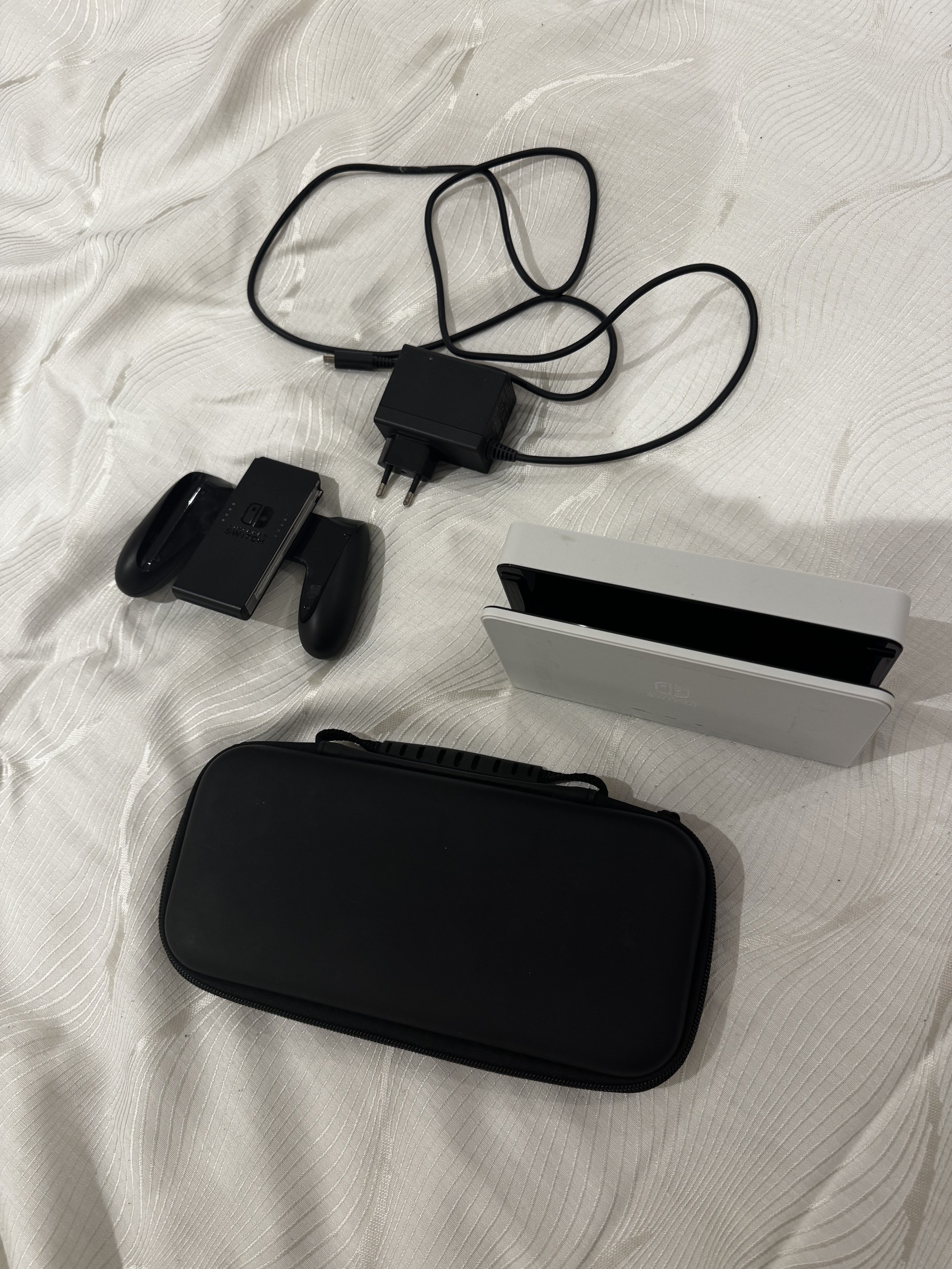 Nintendo Switch OLED (White) – Excellent Condition + Accessories + 256 GB microSD - Image 3