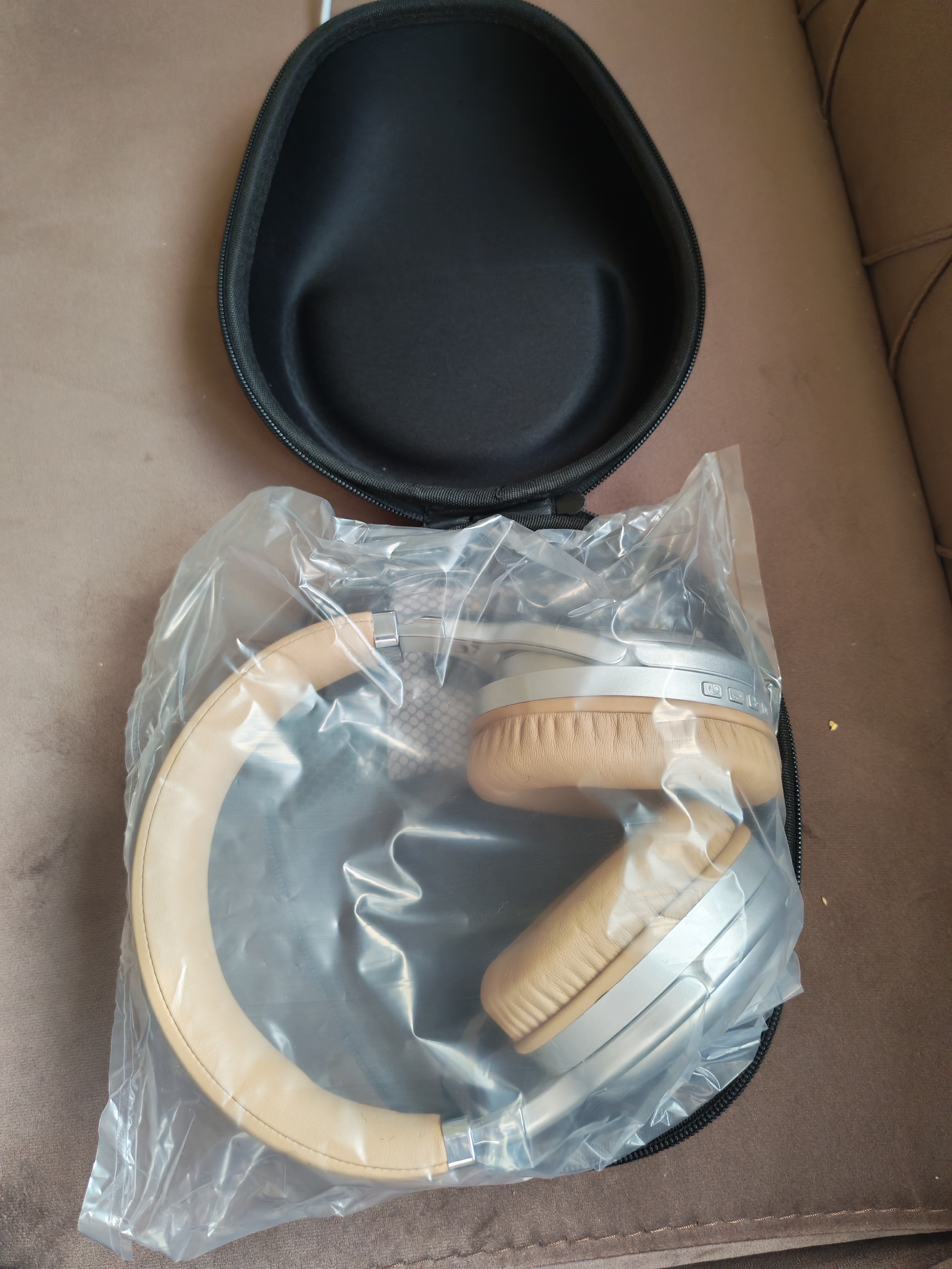 New not used Headphones noise canceling with cover - Image 2