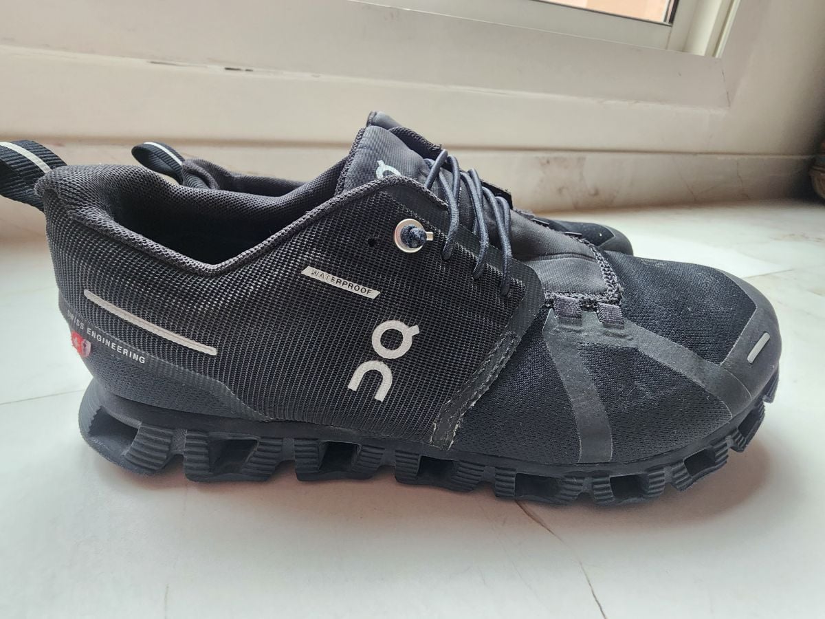 "On" boys trainers in good condition 450 QR - Image 3
