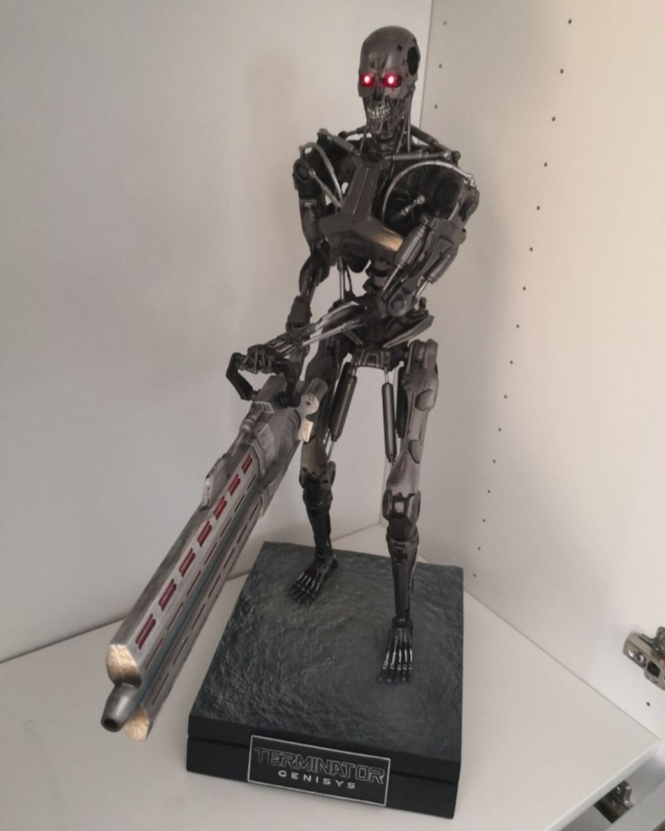 Terminator Genisys Endoskeleton 1/4 Scale Statue – LED Eyes – Rare Collector’s Item - Image 1