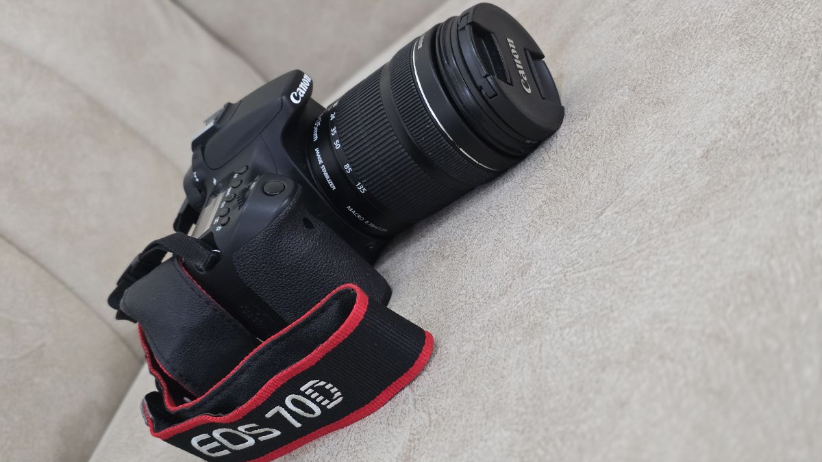 Canon 70 D camera with Lenses - Image 11