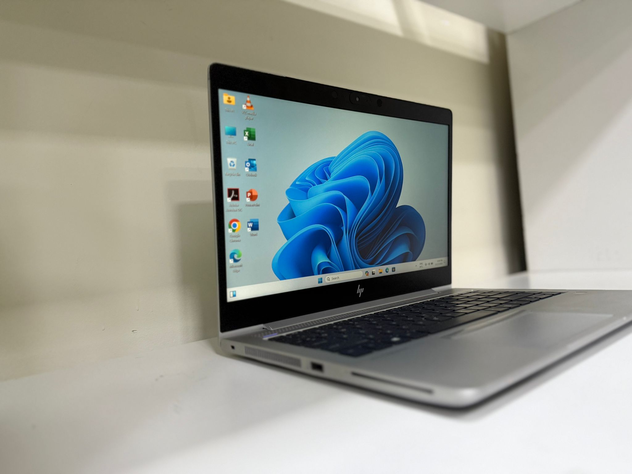 Hp elite book 745 g6 AMD Ryzon AMD Radeon Vega 8 Graphics  2 GB Dedicated   8 GB RAM  256 GB SSD  Windows 11 Pro   - Image 3