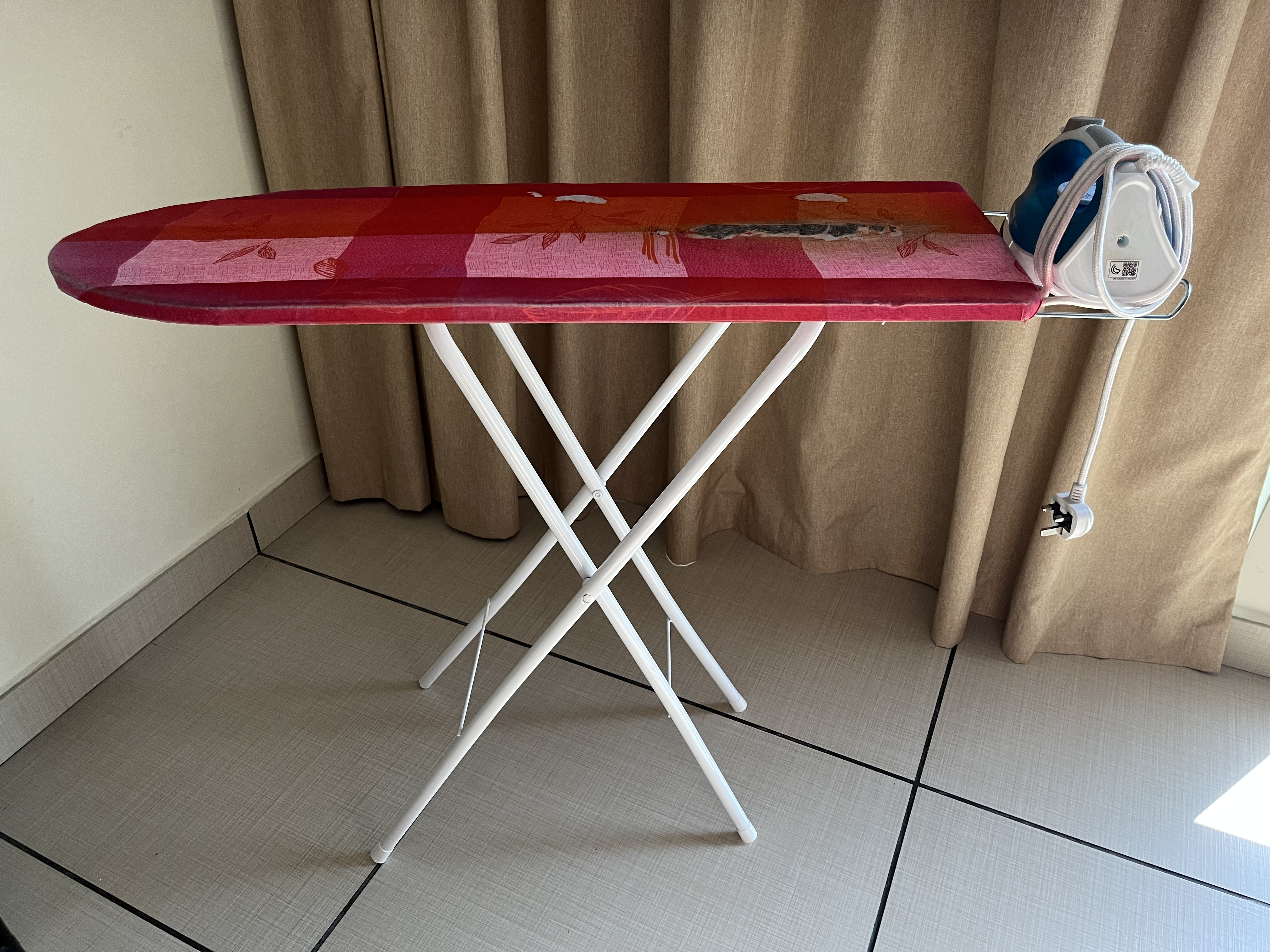 Steam iron and board - Image 1