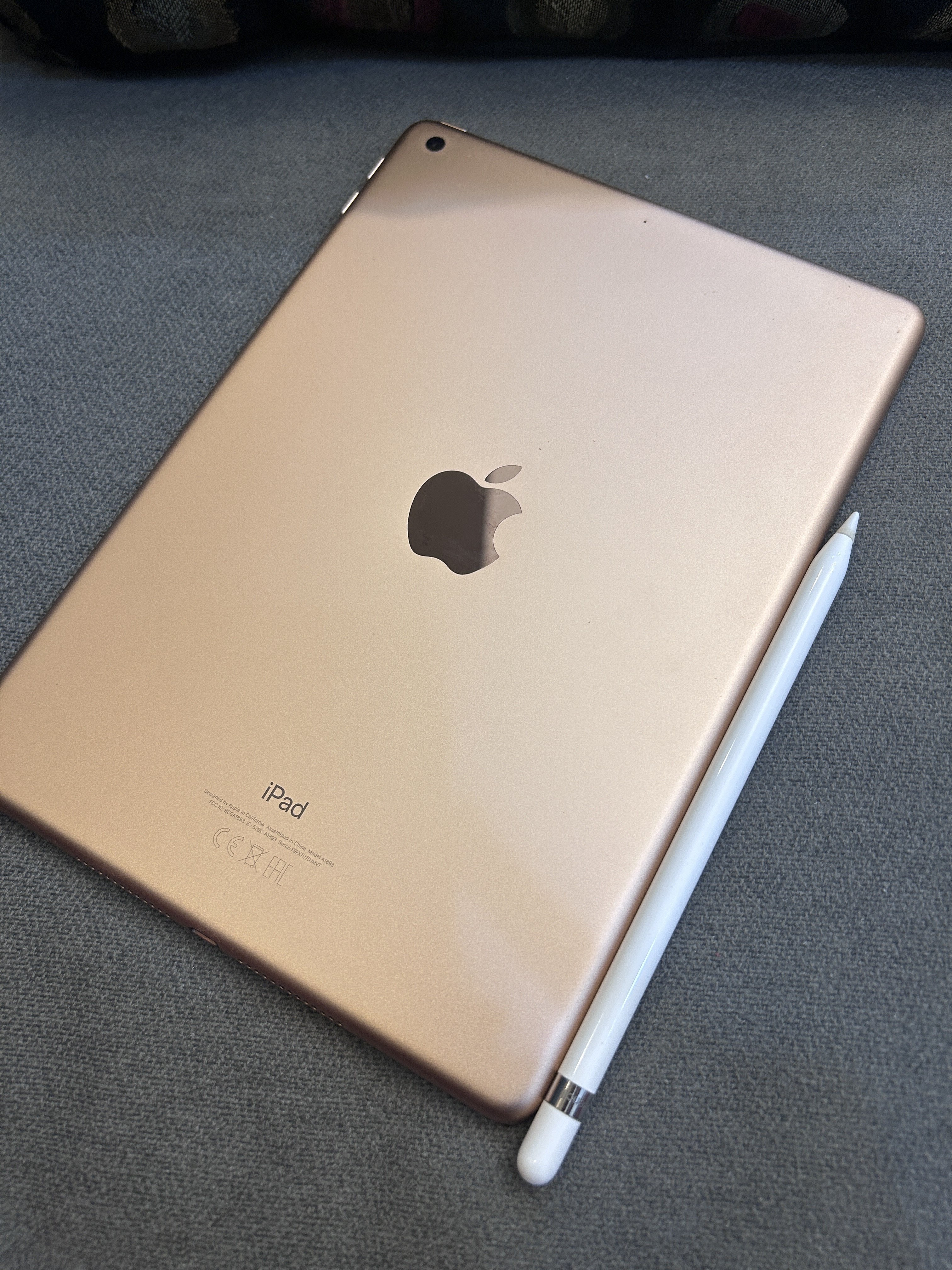 Ipad air - 6th gen - excellent condition - with original apple pen - Image 2
