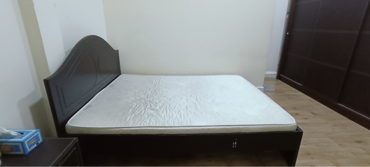 Queen size bed and mattress - Image 1
