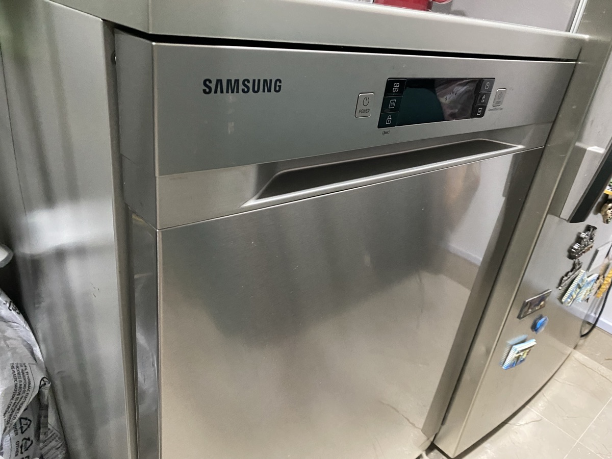 EXCELLENT CONDITION Samsung Dishwasher DW60M5050FS - Image 2