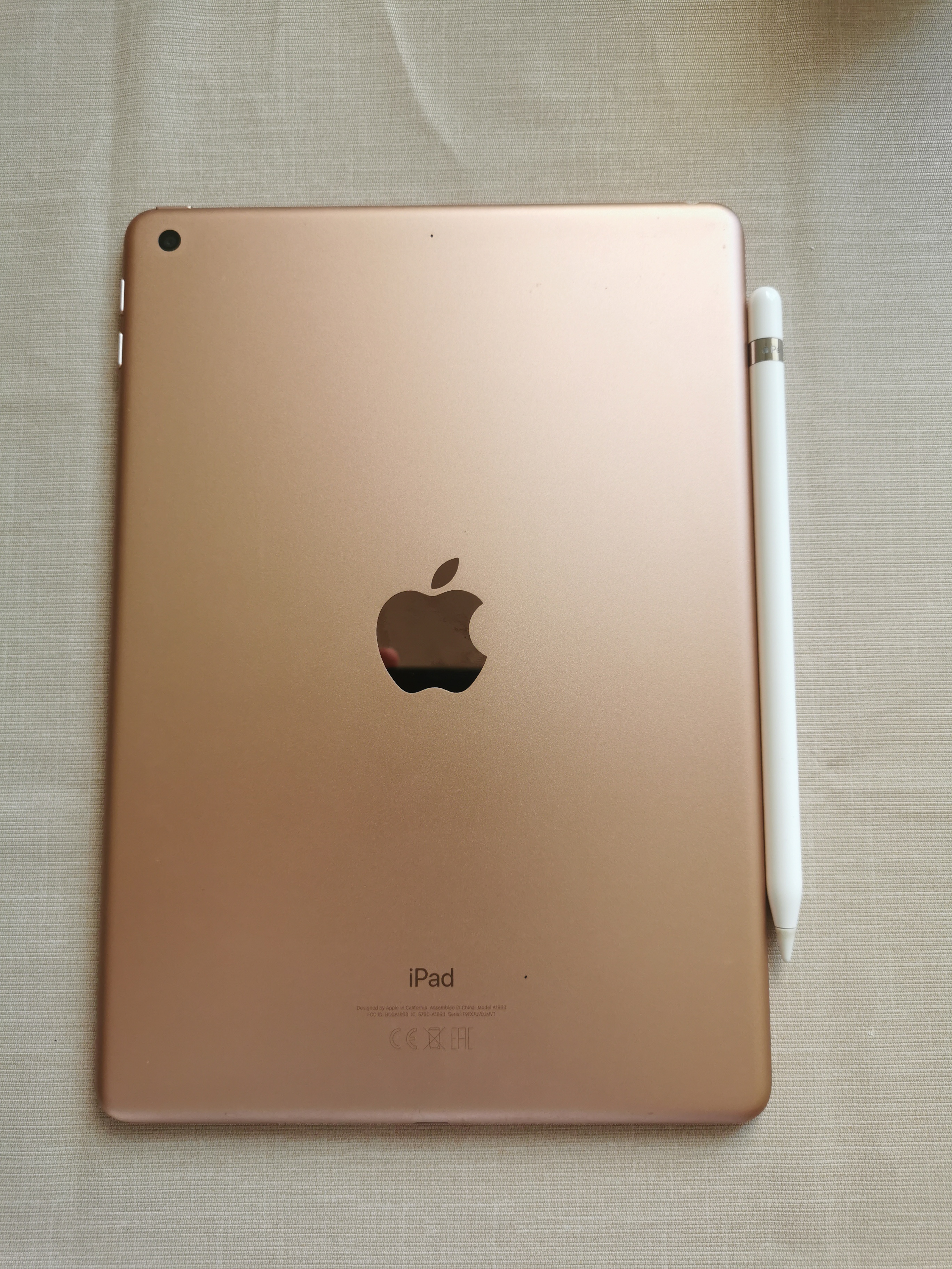 iPad 6th gen (64 GB) - Image 1