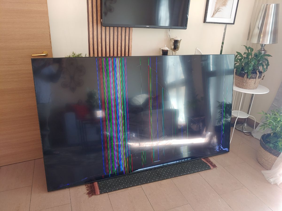 تلفزيون سامسونج 85 إنش 4K QLED بشاشة مكسورة - Image 2