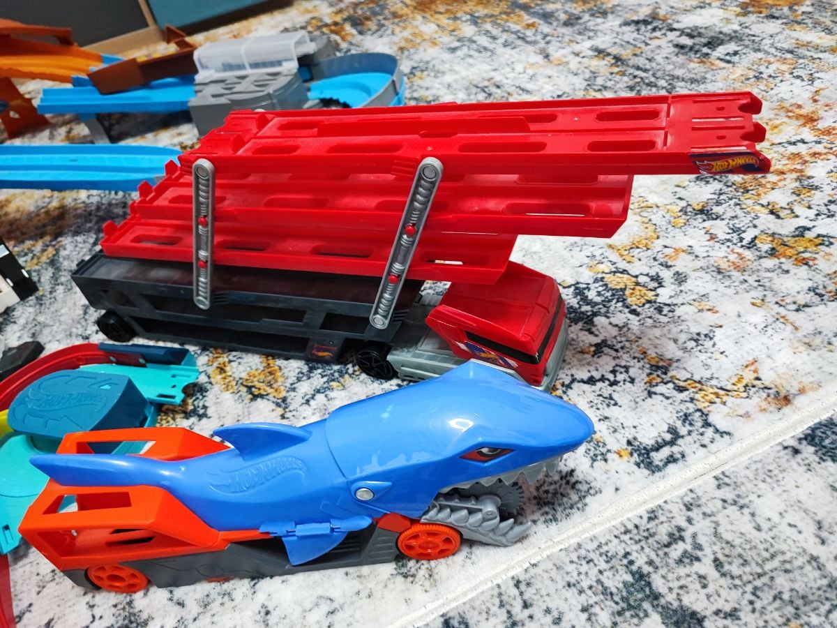 Hot Wheels Bundle - circuits, trucks & track! - Image 5