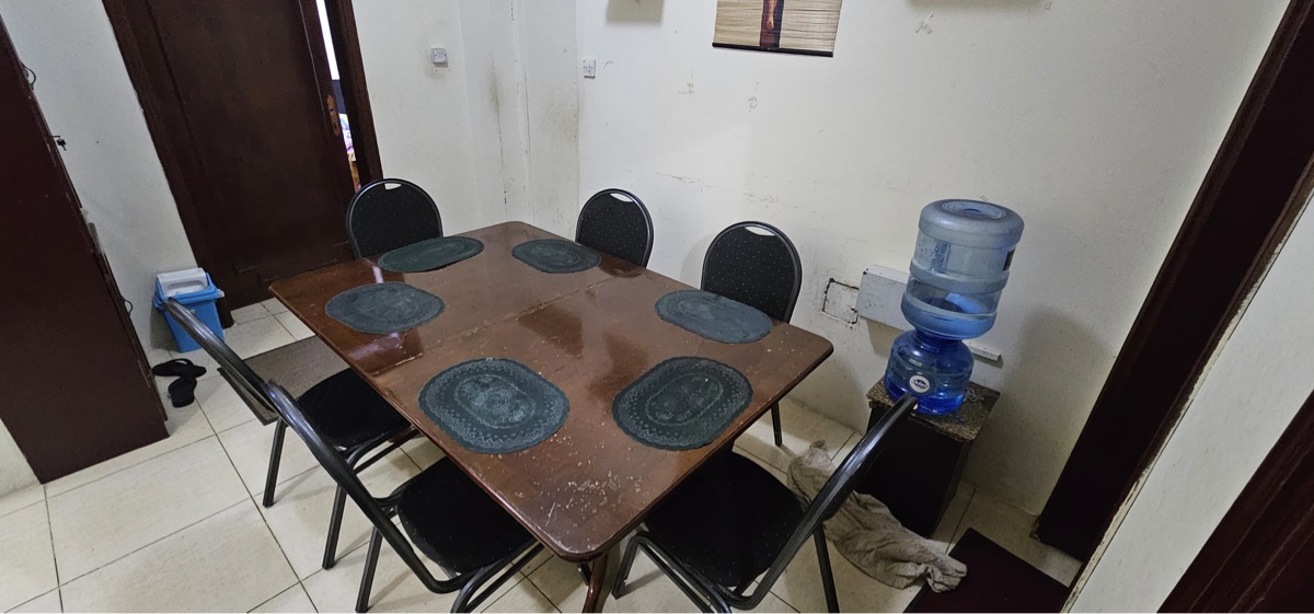 DINING TABLE WITH 6 CHAIRS - Image 4