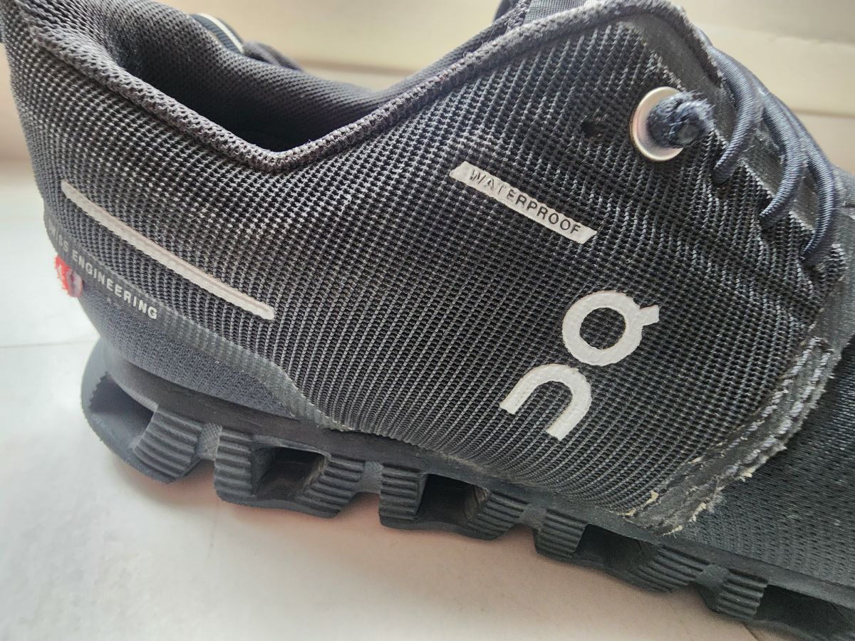 "On" boys trainers in good condition 450 QR - Image 2