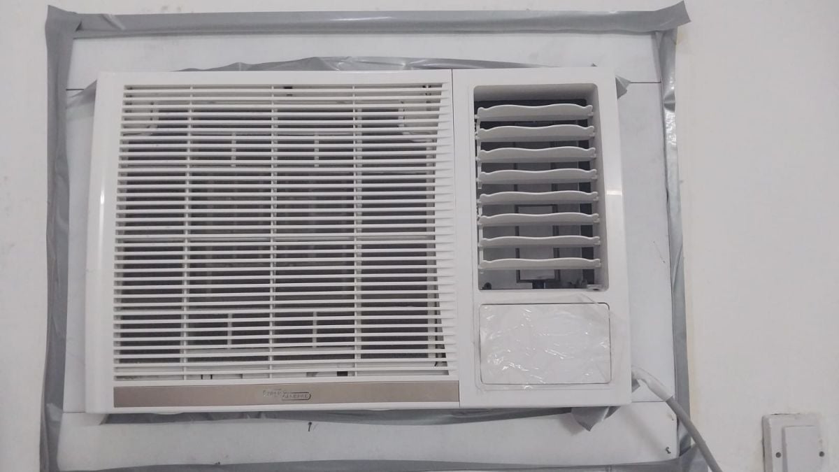 Window ac for sale good conditions delivery fixing available - Image 3