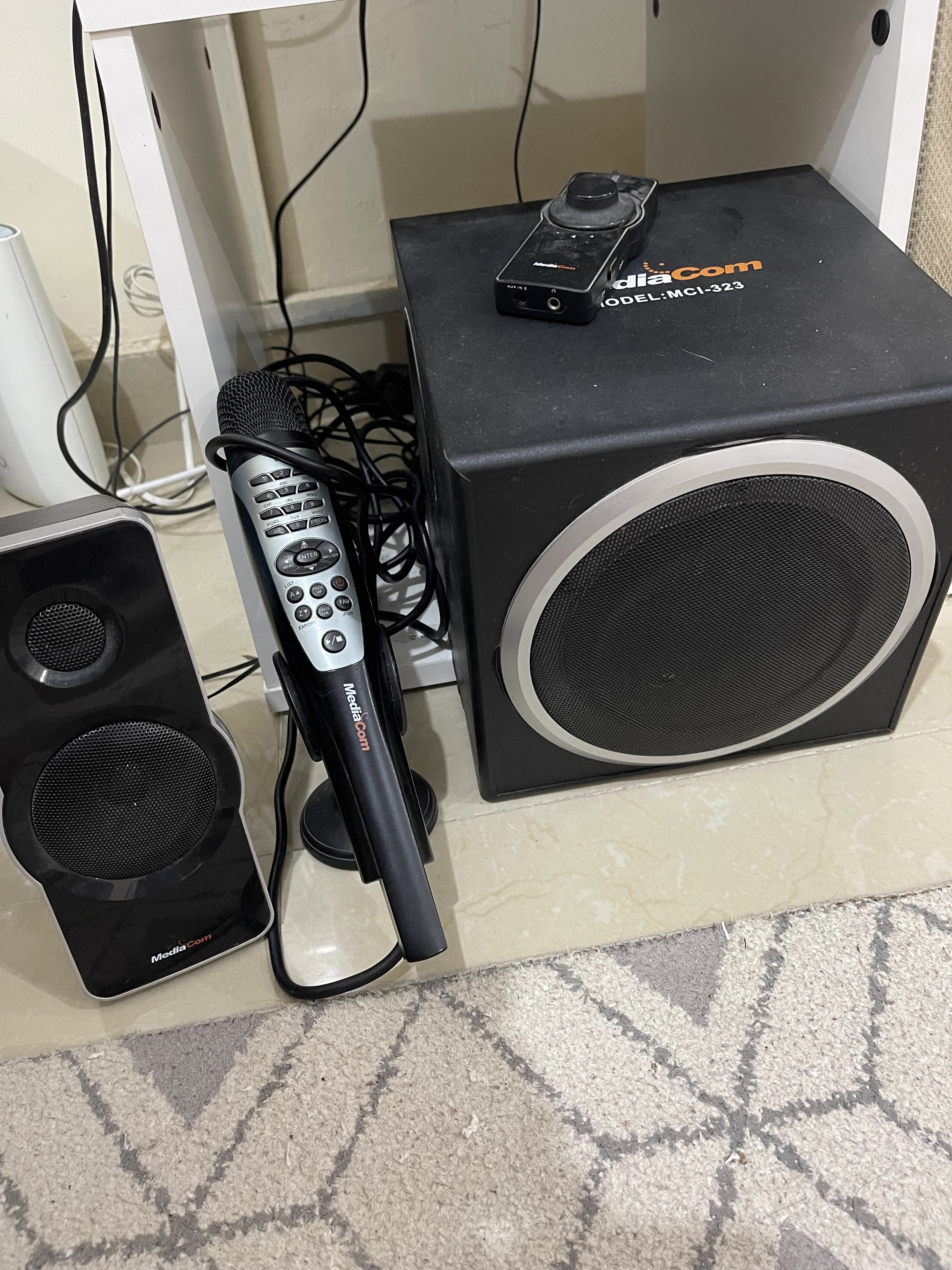 Portable Mediacom with speaker and Tv - Image 2