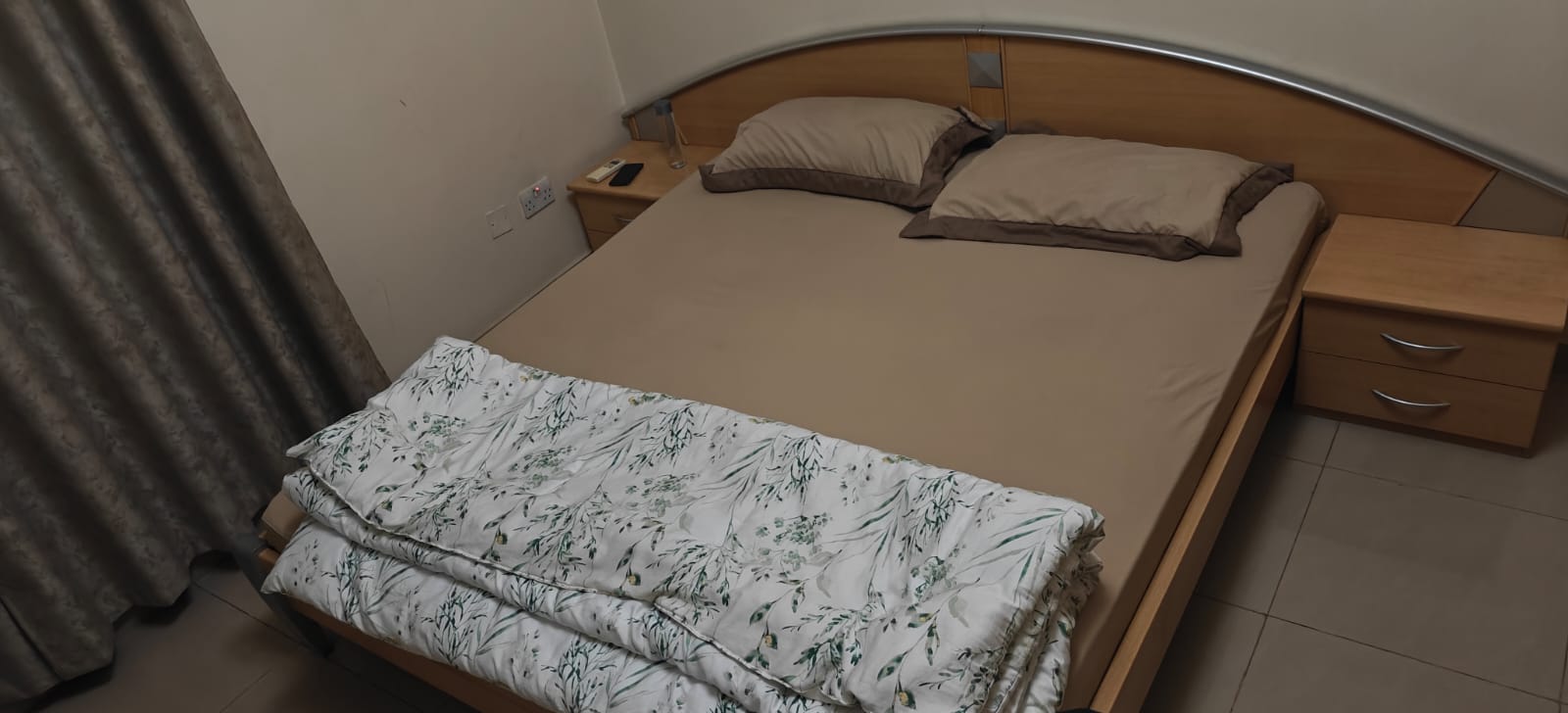 King bed, side tables, mattress & dressing table  - Image 2