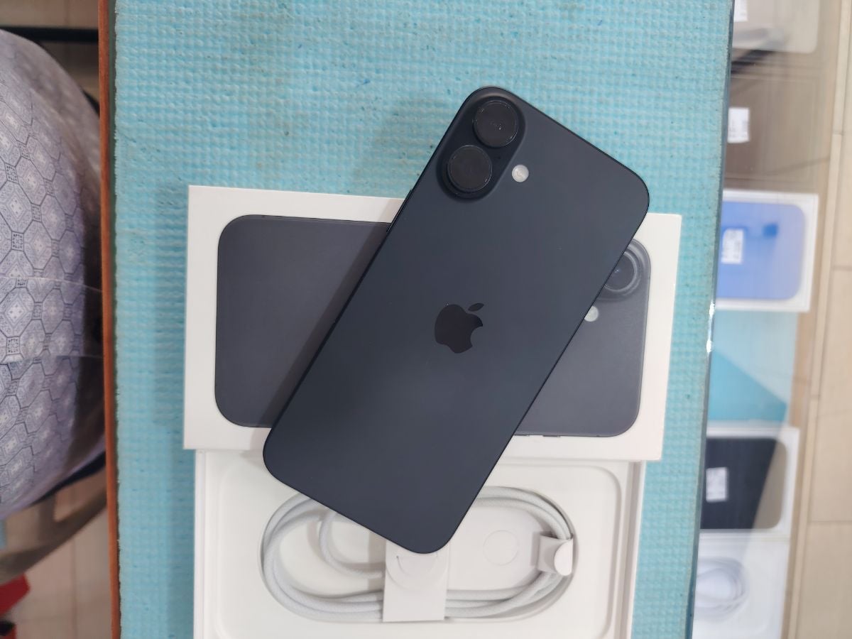 I phone 16 plus 256gb black color - Image 1