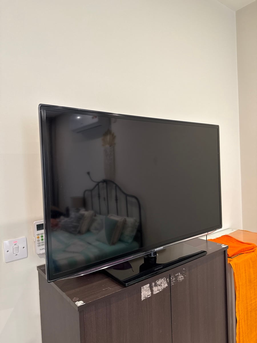 SAMSUNG 40” LED TV (SMART READY TV) - Image 3
