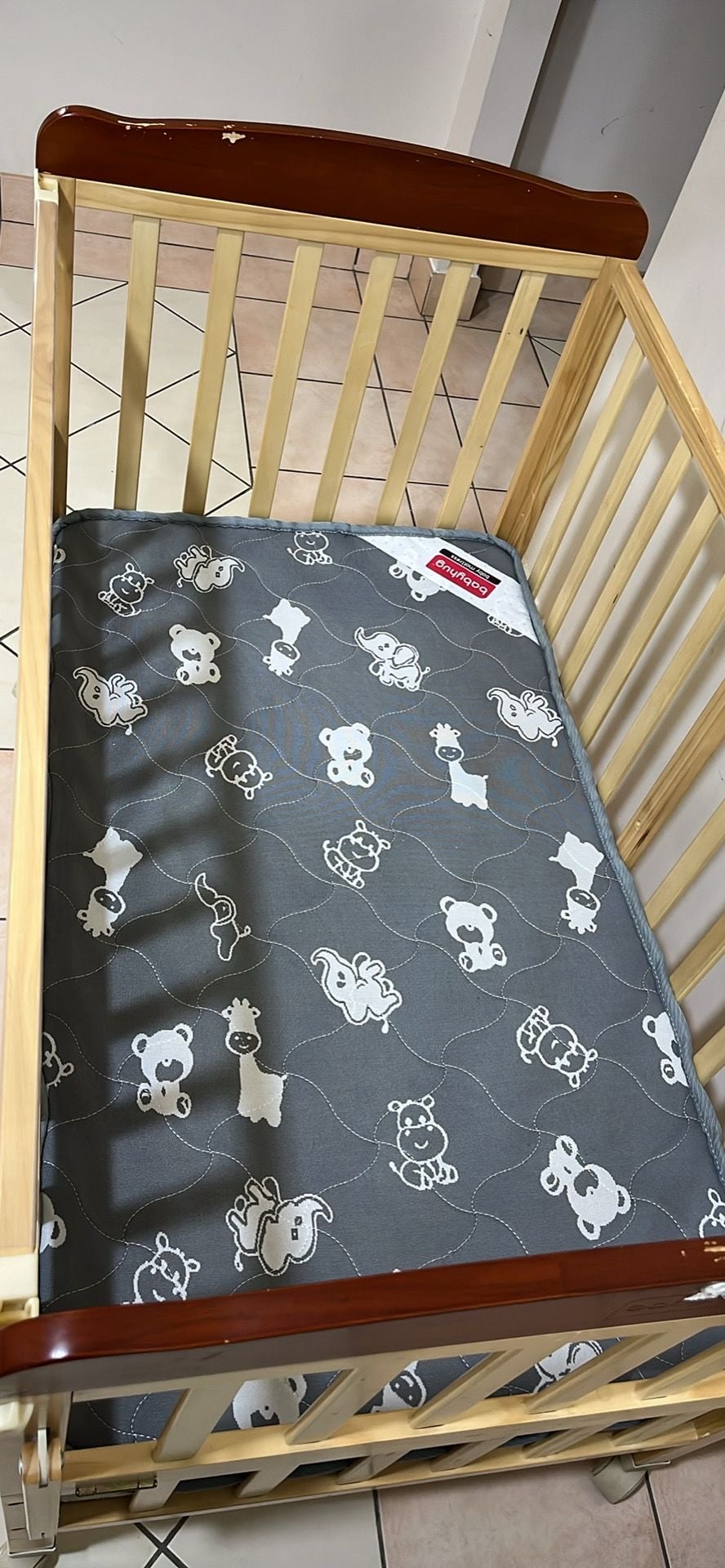 Baby crib with mattress and mosquito net - Image 3