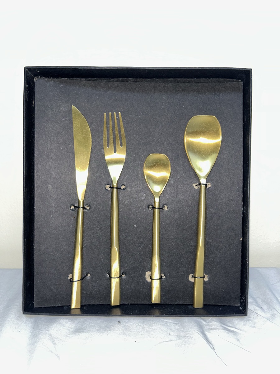 gold-finished stainless steel cutlery set. - Image 1