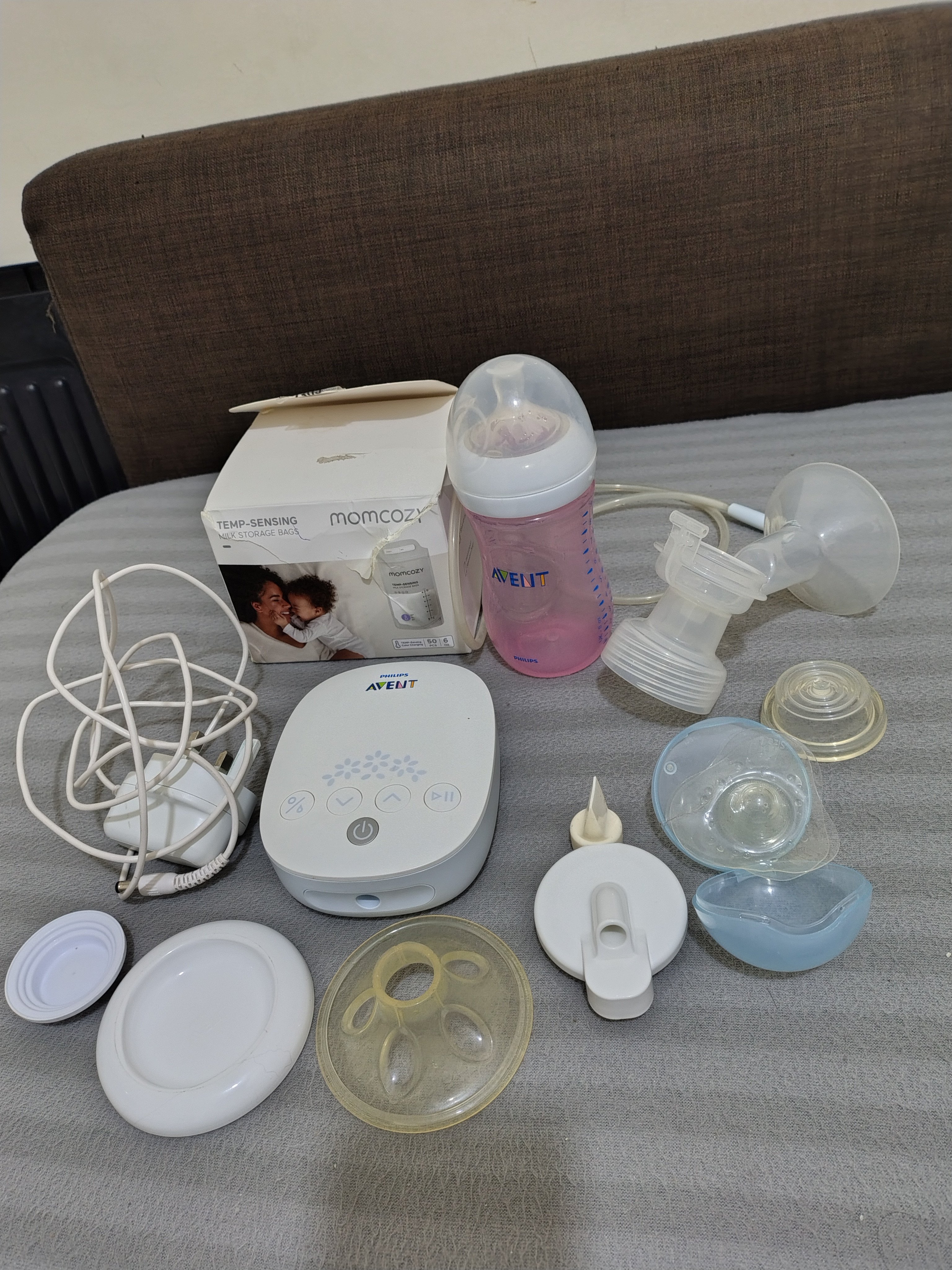 Breast pump with accessories - Image 1