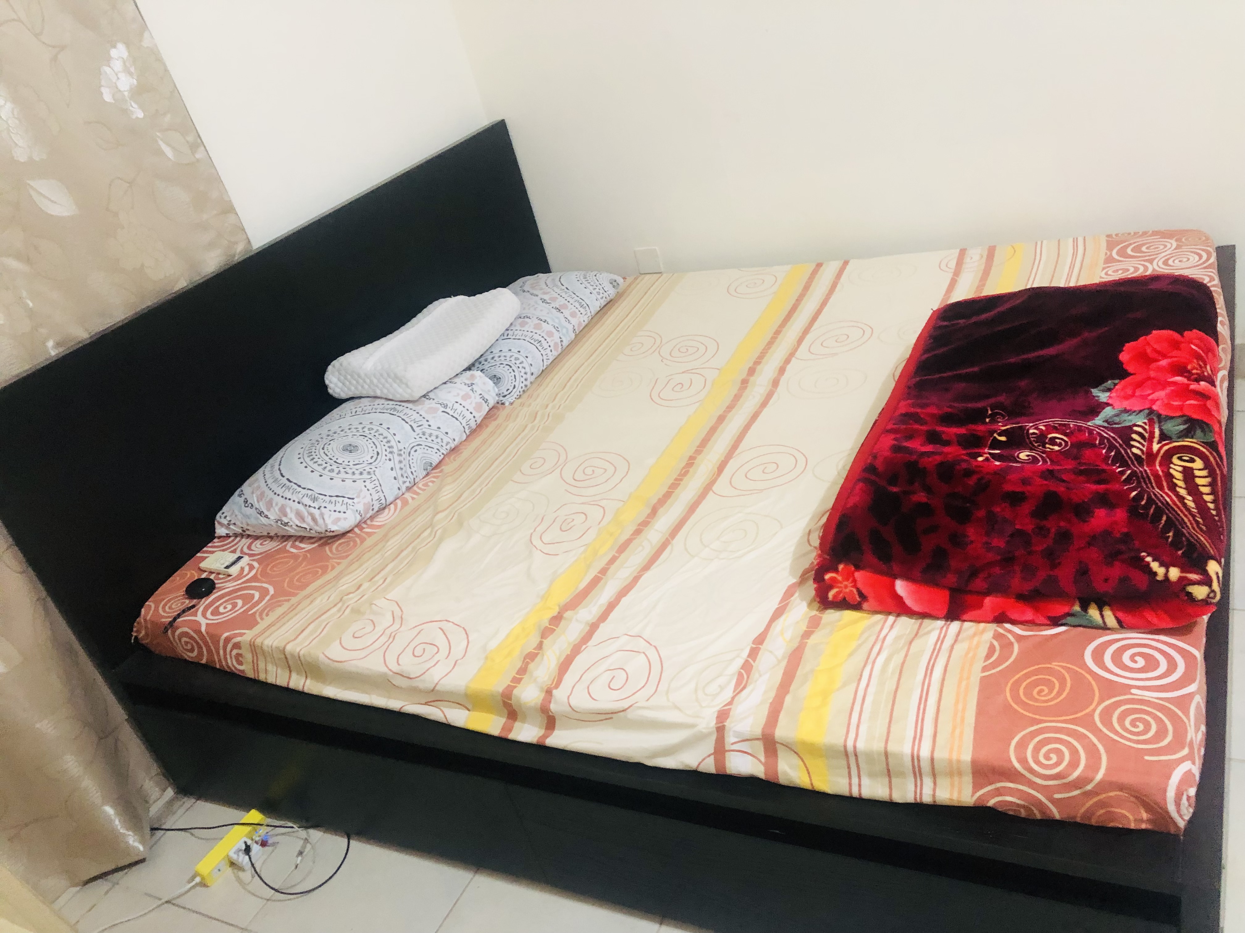 BED AND MATTRESS KING SIZE 200*190 h=15cm GOOD CONDITION LIKE NEW  - Image 4