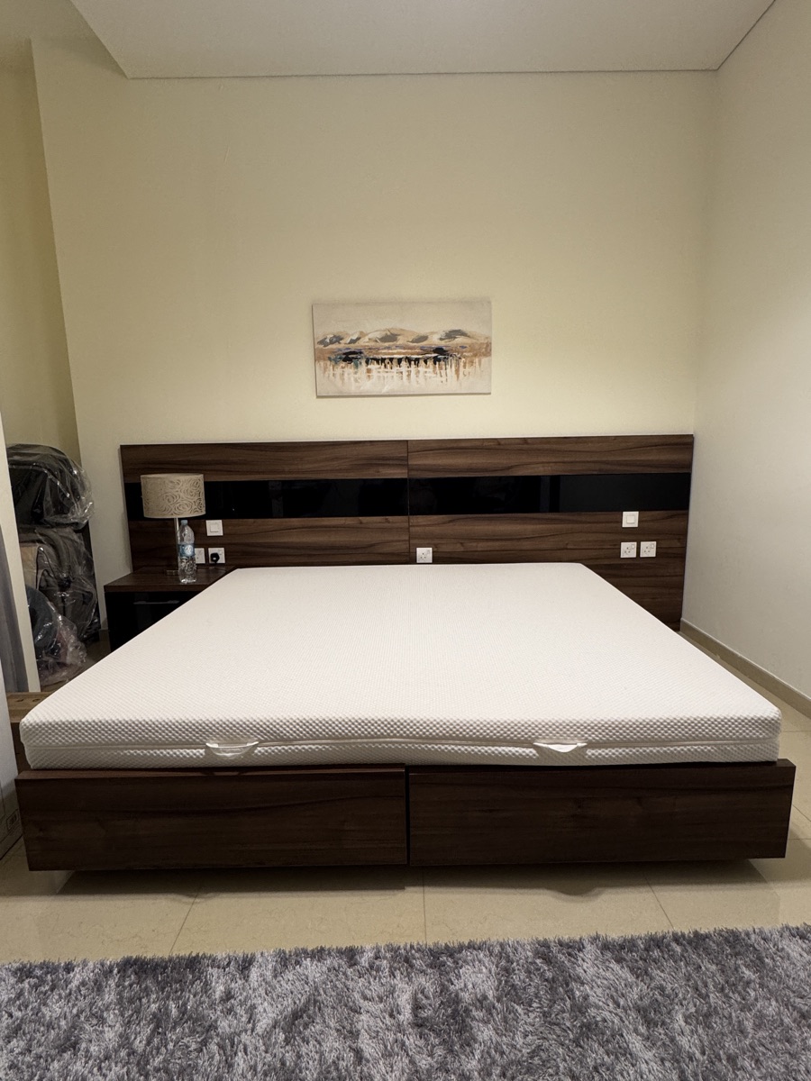 Desk/chair/mattress - Image 1