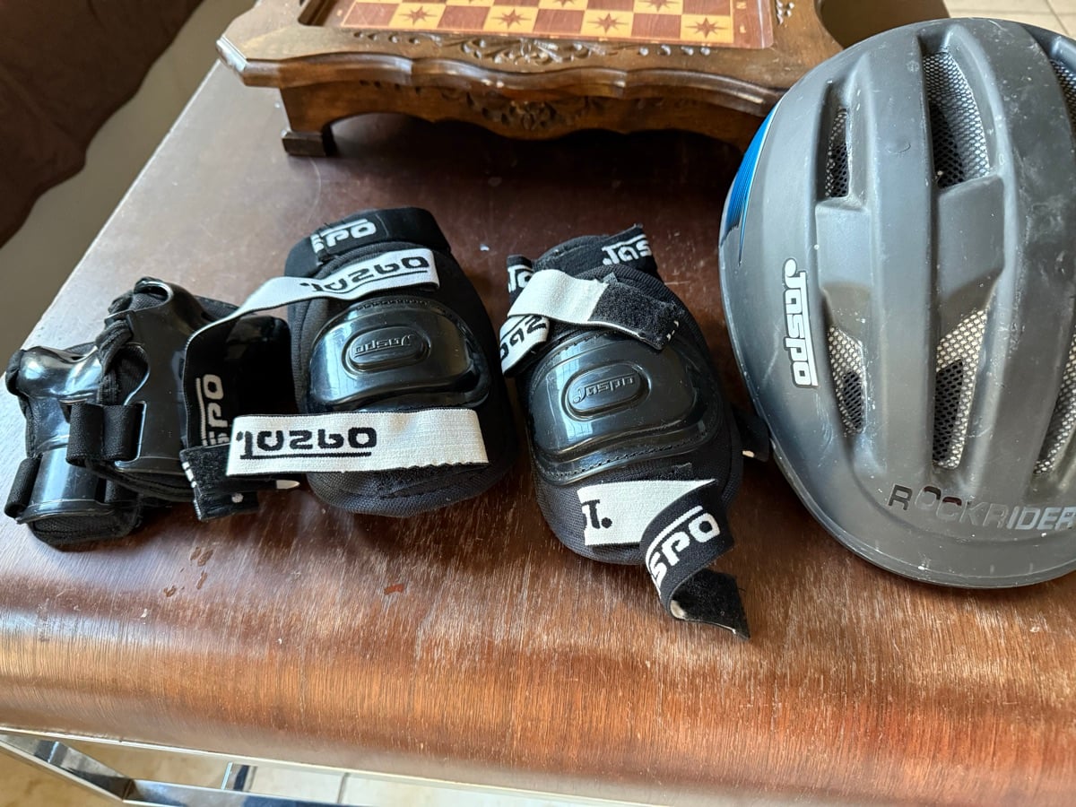 Skate board, helmet, knee gaurds and parm guard - Image 2