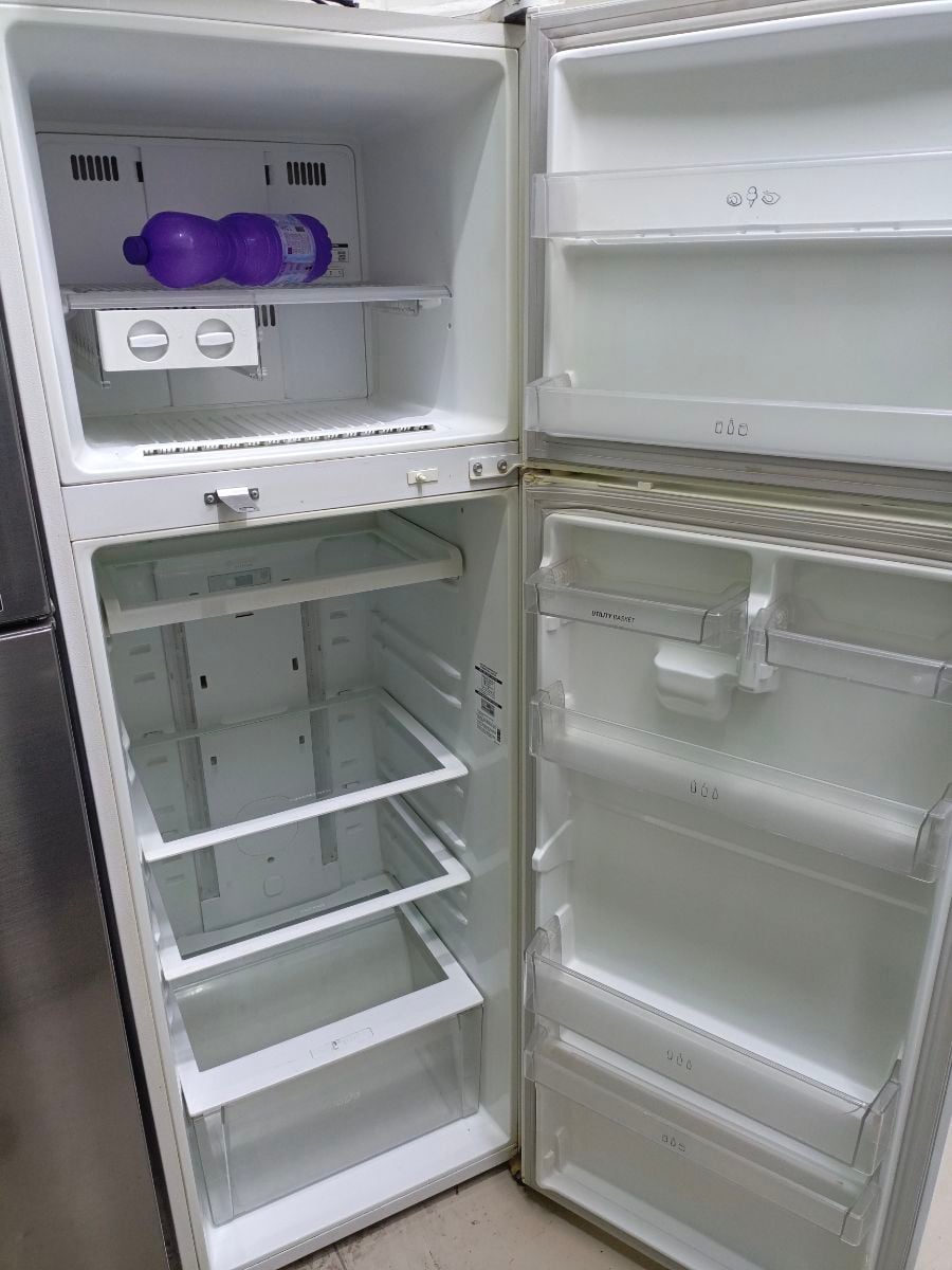 Lg refrigerator - Image 2