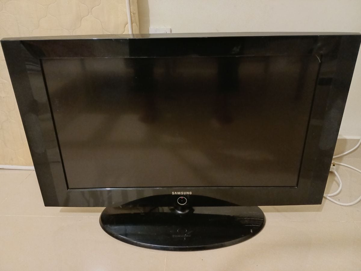 Basic Samsung 32inch TV - Image 1