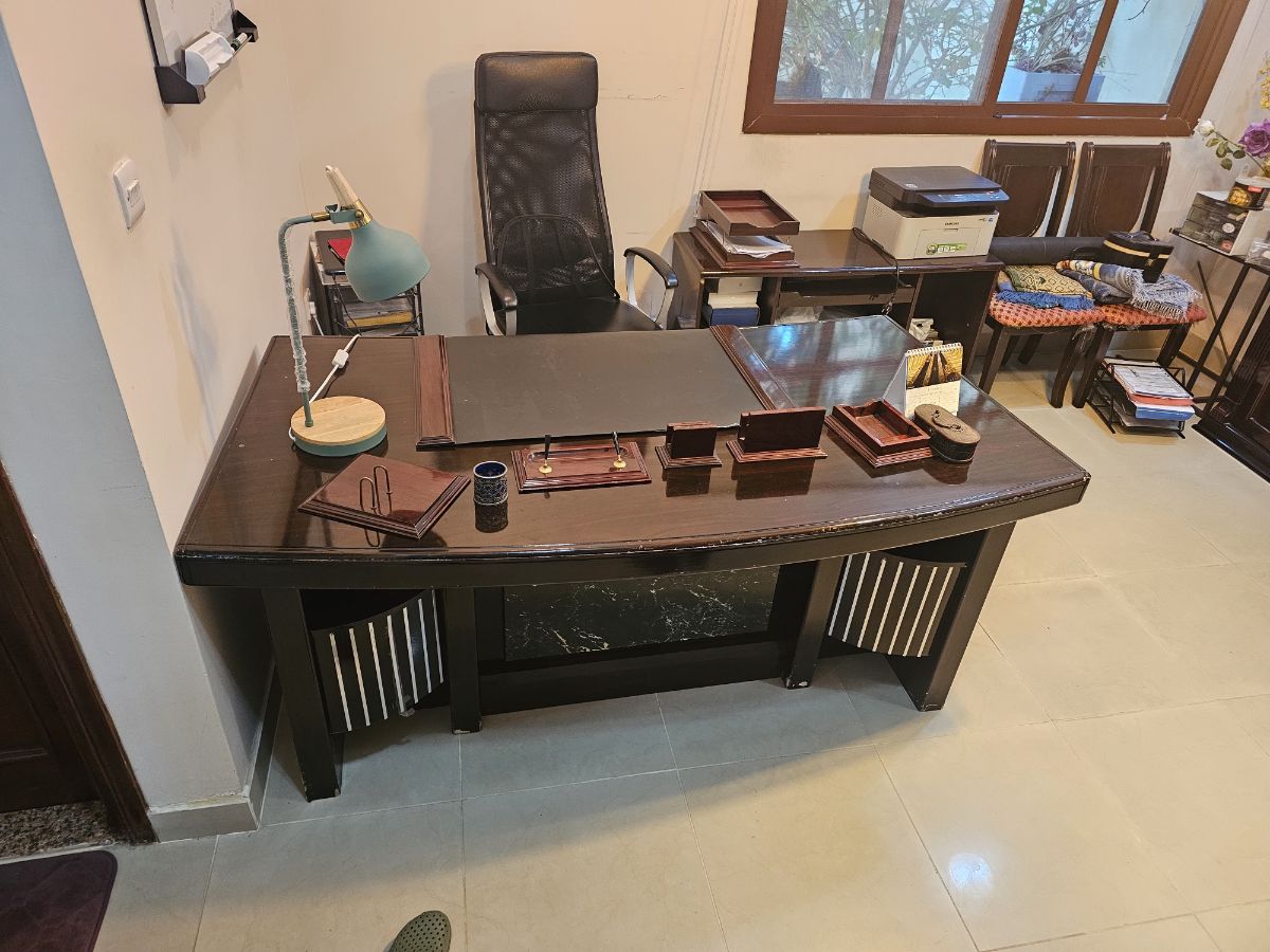 Desk in good condition - Image 4