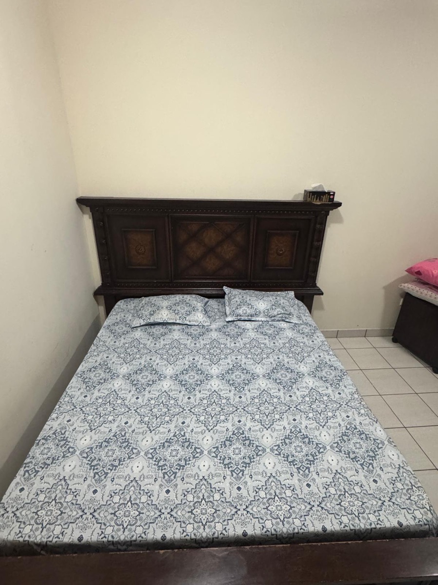 King size bed with mattress - Image 7