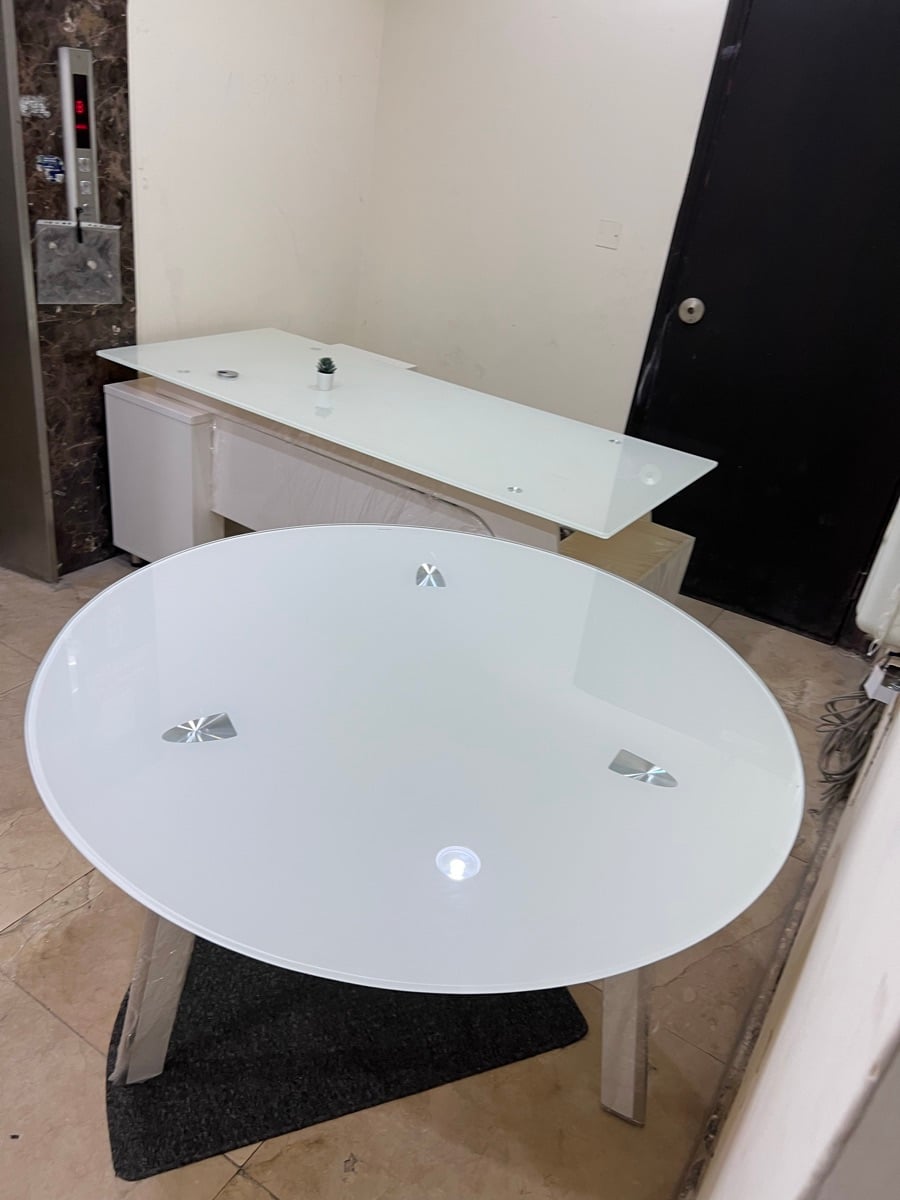 Round meeting glass table and office - Image 7