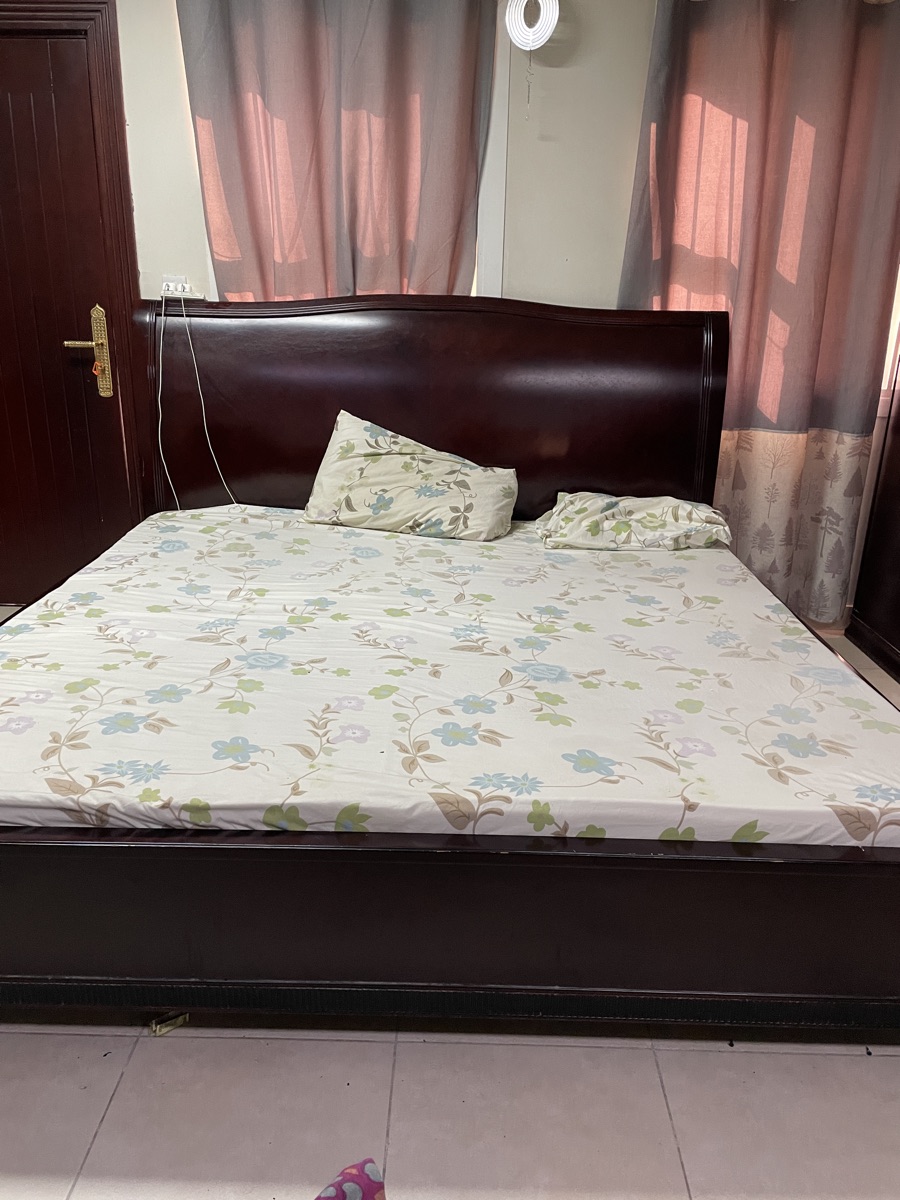 King-size bed and drawer - Image 3