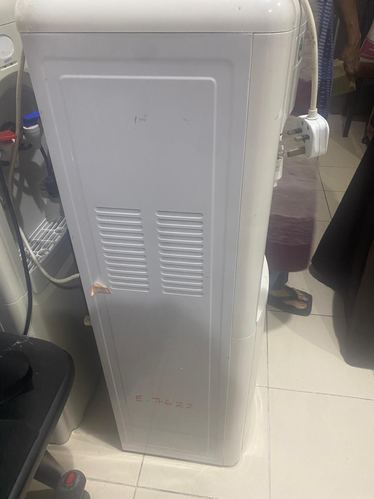 Water dispenser - Image 1