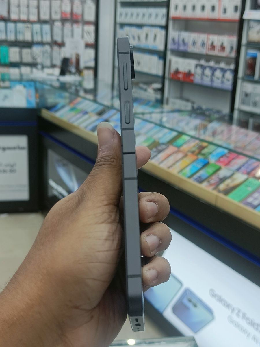 Samsung Galaxy Z Flip 6 - Image 4